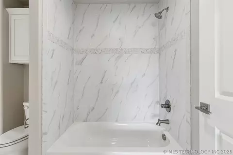 Bath - 103 E 165th Pl S, Glenpool, OK 74033 photo 7 of 8