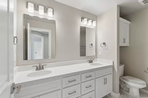 Bath - 103 E 165th Pl S, Glenpool, OK 74033 photo 6 of 8