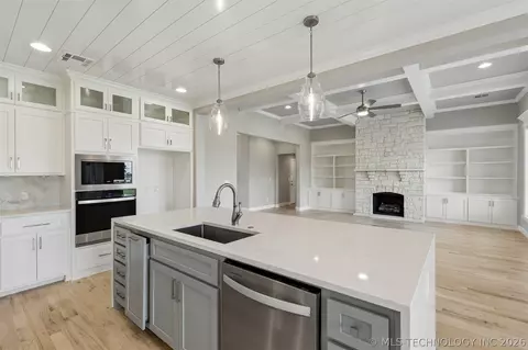 Kitchen - 103 E 165th Pl S, Glenpool, OK 74033 photo 4 of 5