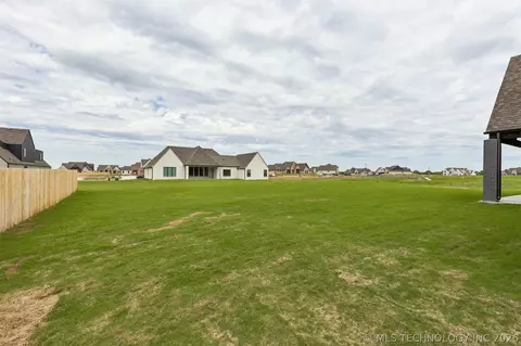 Exterior - 103 E 165th Pl S, Glenpool, OK 74033 photo 5 of 6
