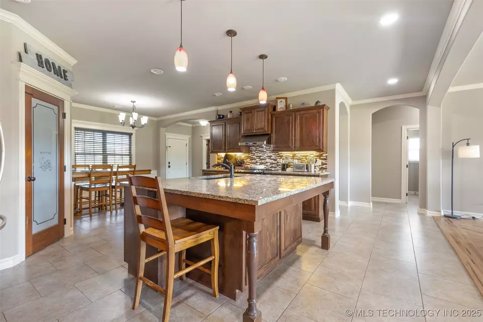 Kitchen - 20525 S 4120 Rd, Claremore, OK 74019 photo 2 of 3