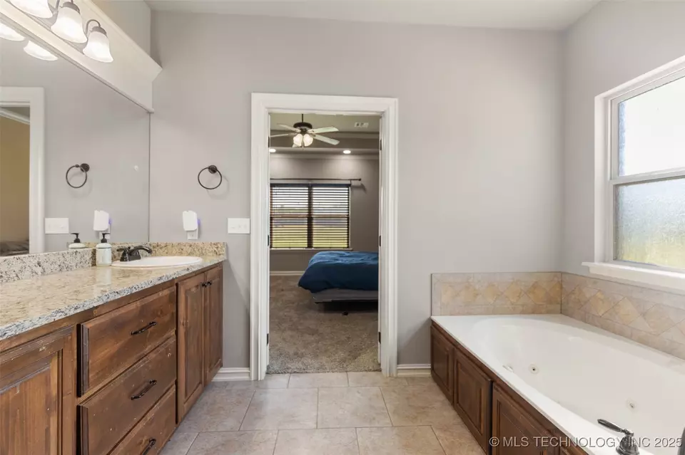 Entry Way - 20525 S 4120 Rd, Claremore, OK 74019 photo 2 of 2