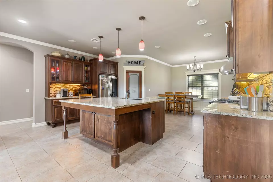 Kitchen - 20525 S 4120 Rd, Claremore, OK 74019 photo 3 of 3