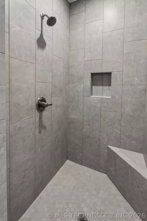 Bath - 84 E 165th Pl S, Glenpool, OK 74033 photo 5 of 14