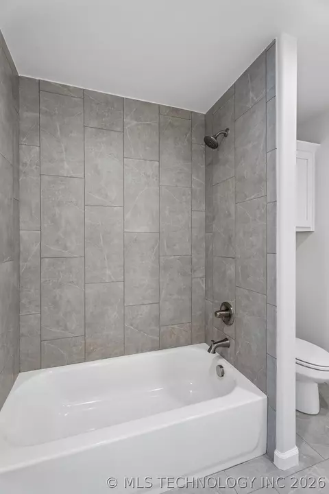 Bath - 84 E 165th Pl S, Glenpool, OK 74033 photo 12 of 14