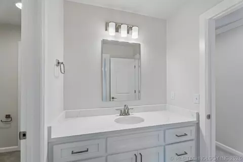 Bath - 84 E 165th Pl S, Glenpool, OK 74033 photo 11 of 14