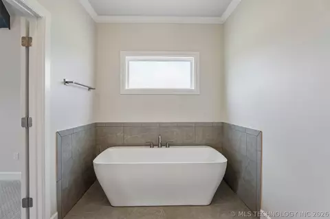 Bath - 84 E 165th Pl S, Glenpool, OK 74033 photo 1 of 14