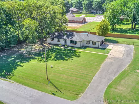 904 NE 12th St, Wagoner, OK 74467