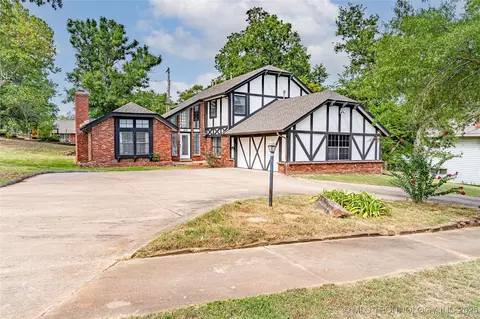 619 W 6th Ave, Bristow, OK 74010