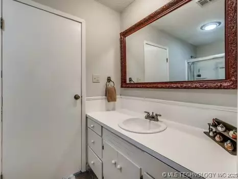 Bath - 419907 E 1153 Rd, Checotah, OK 74426 photo 2 of 5