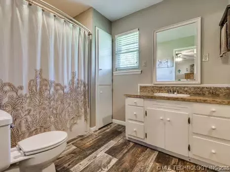 Bath - 419907 E 1153 Rd, Checotah, OK 74426 photo 4 of 5