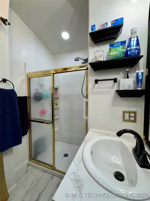 Bath - 619 E 6th Ave, Bristow, OK 74010 photo 3 of 10