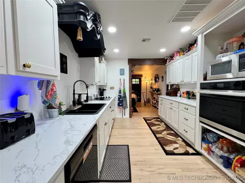 Kitchen - 619 E 6th Ave, Bristow, OK 74010 photo 5 of 8