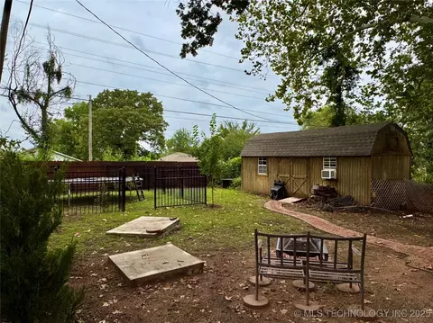 Exterior - 619 E 6th Ave, Bristow, OK 74010 photo 8 of 14