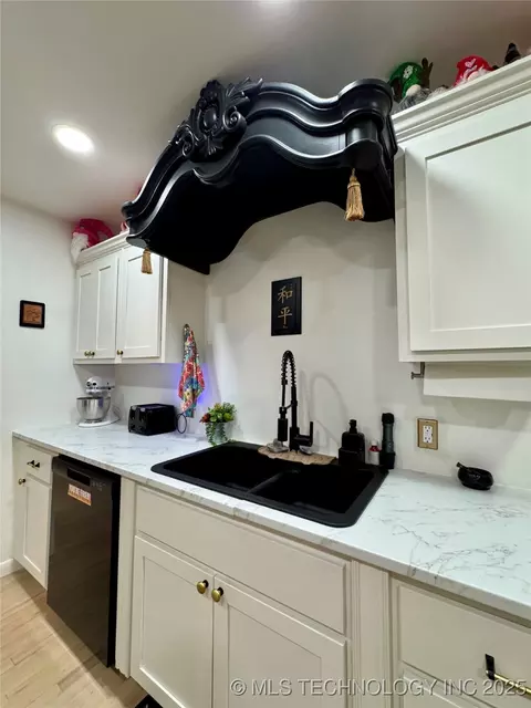 Kitchen - 619 E 6th Ave, Bristow, OK 74010 photo 3 of 8