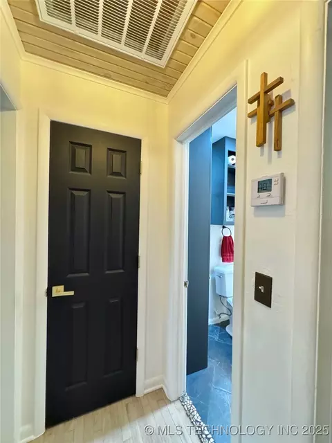 Entry Way - 619 E 6th Ave, Bristow, OK 74010 photo 1 of 2