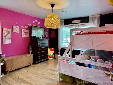 Bedroom - 619 E 6th Ave, Bristow, OK 74010 photo 4 of 5