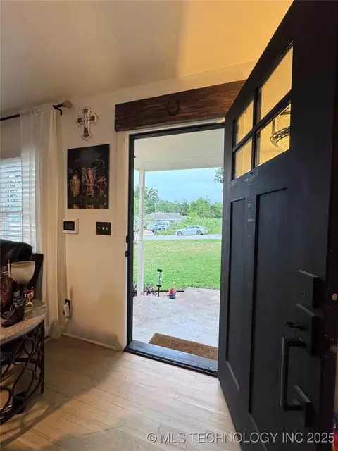 Entry Way - 619 E 6th Ave, Bristow, OK 74010 photo 2 of 2