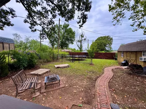 Exterior - 619 E 6th Ave, Bristow, OK 74010 photo 12 of 14