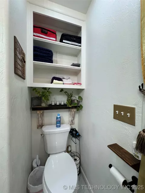 Bath - 619 E 6th Ave, Bristow, OK 74010 photo 6 of 10