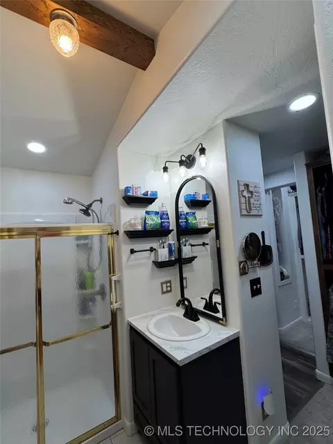 Bath - 619 E 6th Ave, Bristow, OK 74010 photo 4 of 10