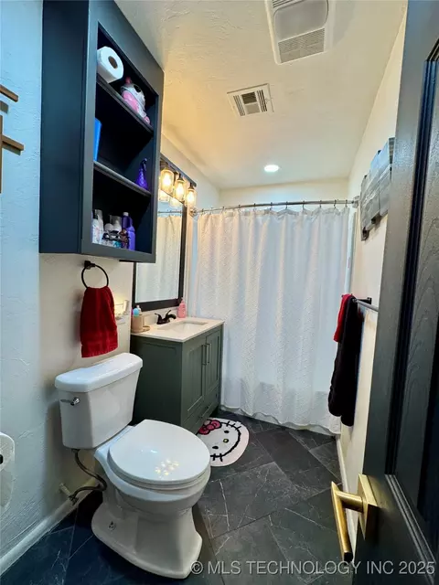 Bath - 619 E 6th Ave, Bristow, OK 74010 photo 7 of 10