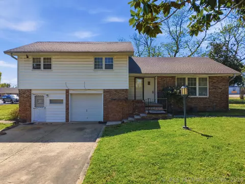 222 SE 3rd St, Pryor, OK 74361