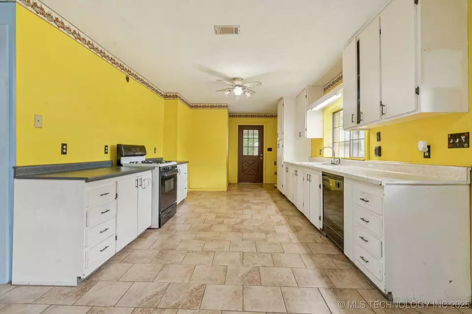 Kitchen - 32444 E 740 Rd, Wagoner, OK 74467 photo 2 of 2