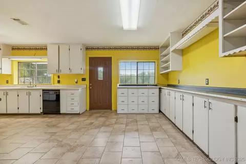 Kitchen - 32444 E 740 Rd, Wagoner, OK 74467 photo 1 of 2