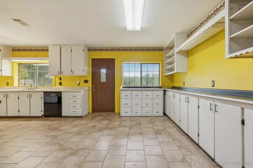 Kitchen - 32444 E 740 Rd, Wagoner, OK 74467 photo 1 of 2