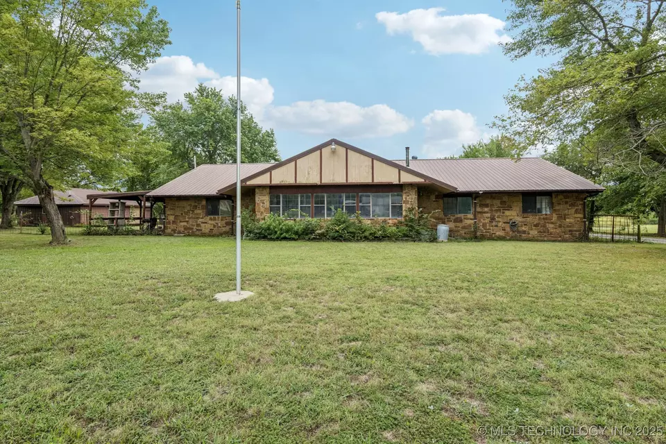 Exterior - 32444 E 740 Rd, Wagoner, OK 74467 photo 1 of 5