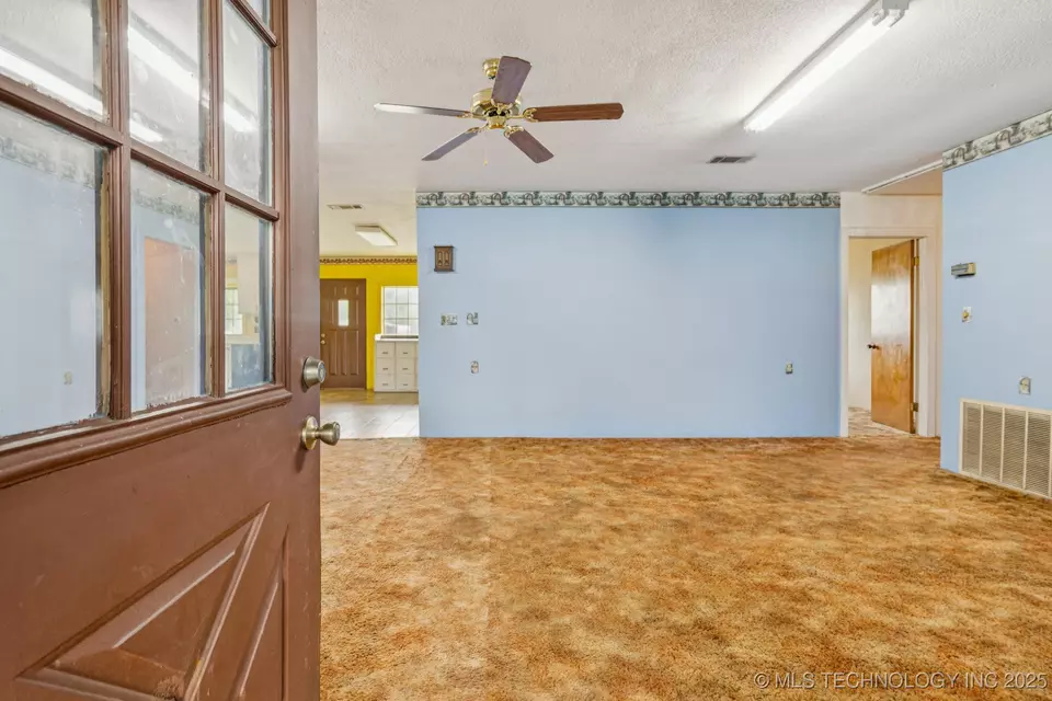 Living - 32444 E 740 Rd, Wagoner, OK 74467 photo 1 of 2