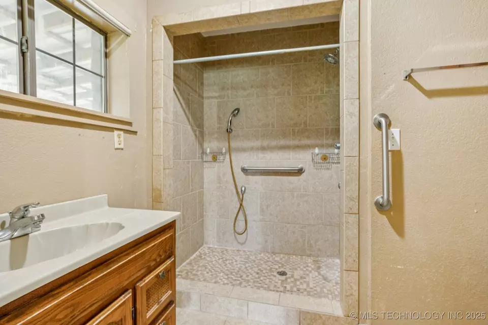 Bath - 32444 E 740 Rd, Wagoner, OK 74467 photo 1 of 1