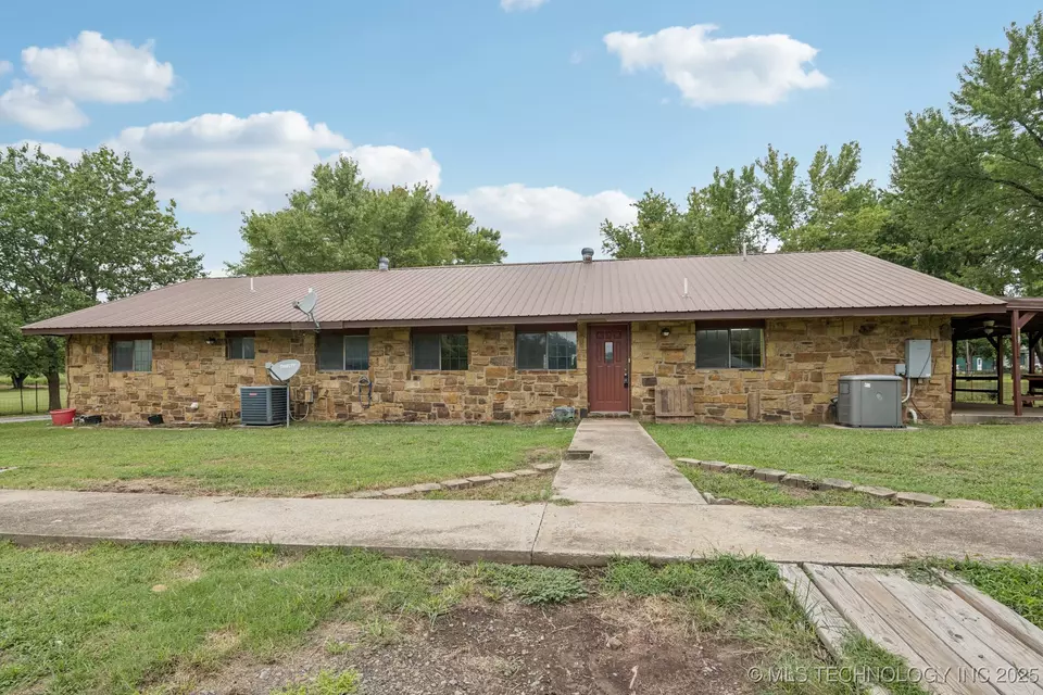 Exterior - 32444 E 740 Rd, Wagoner, OK 74467 photo 4 of 5