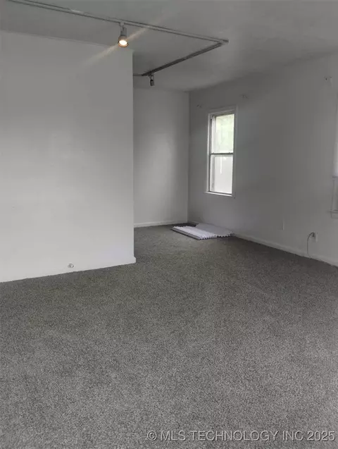 1008 E King Pl, Tulsa, OK 74106 photo 4