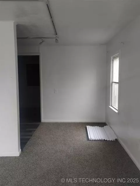 1008 E King Pl, Tulsa, OK 74106 photo 5