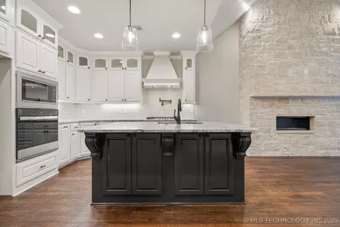 Kitchen - 14504 E 80th St N, Owasso, OK 74055 photo 2 of 4