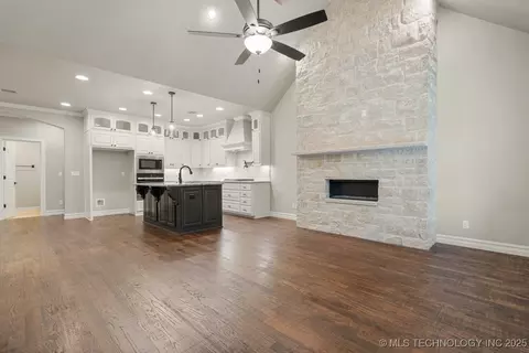 Living - 14504 E 80th St N, Owasso, OK 74055 photo 4 of 5