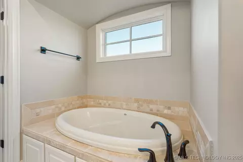 Bath - 14504 E 80th St N, Owasso, OK 74055 photo 4 of 5