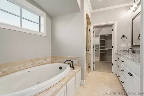 Bath - 14504 E 80th St N, Owasso, OK 74055 photo 2 of 5
