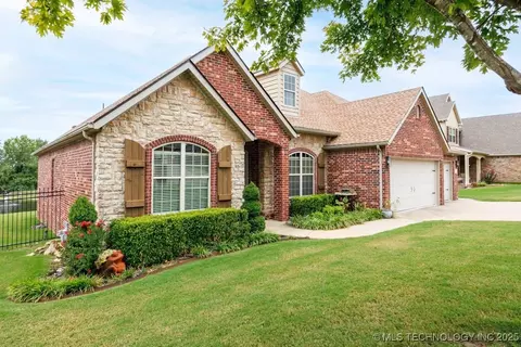 5711 Nottingham Pl, Bartlesville, OK 74006