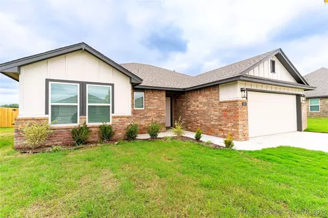 219 S 25th St, Collinsville, OK 74021