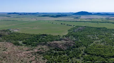 20826 E County Road 1470, Lone Wolf, OK 73655