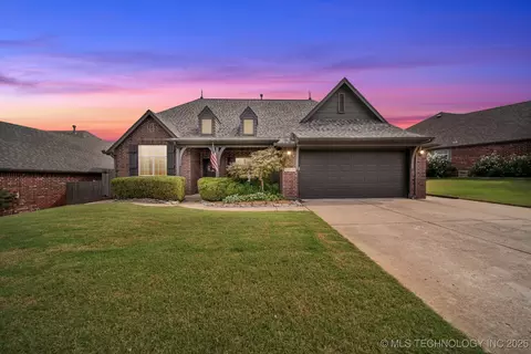 12525 S Ash Ave, Jenks, OK 74037