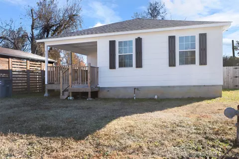 525 W Clay St, Chouteau, OK 74337