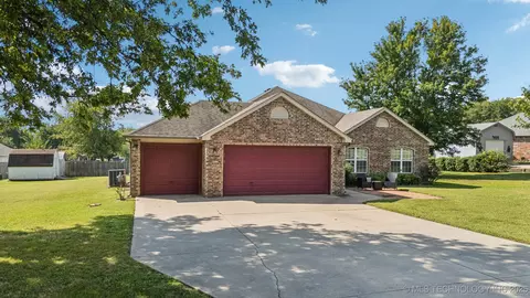 8826 E 105th St N, Owasso, OK 74055