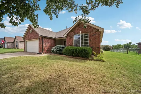 8413 E Lansing Ave, Broken Arrow, OK 74014 photo 2