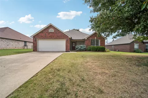 8413 E Lansing Ave, Broken Arrow, OK 74014 photo 3