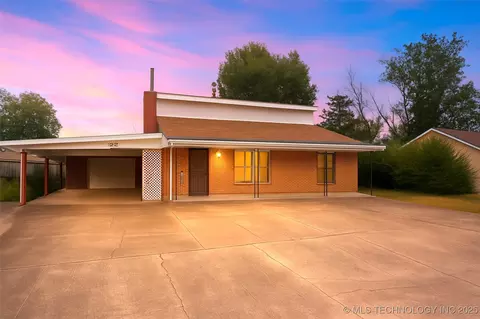 303 SE 5th St, Pryor, OK 74361