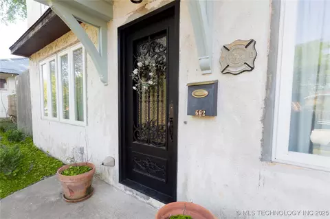 Entry Way - 602 E Comanche St, Mcalester, OK 74501 photo 3 of 3